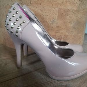 Steve Madden cream with gold spikes pumps